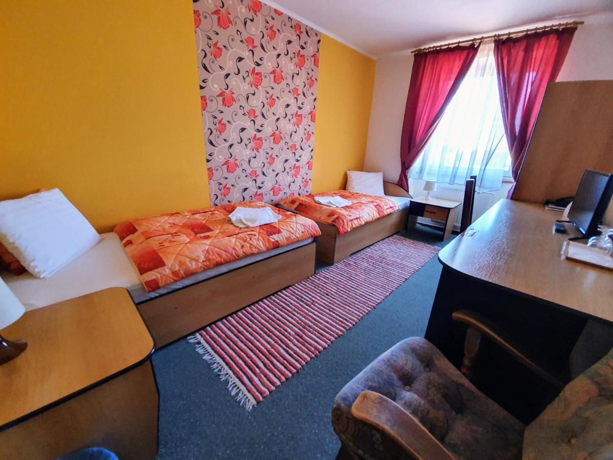 Hotel Senica, Garni Екстер'єр фото